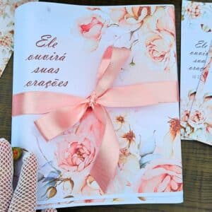 arquivo digital papel de embrulho floral vintage delicado com frases bíblicas, pássaros, flores e borboletas