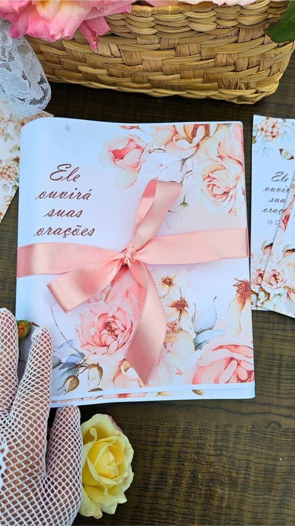 arquivo digital papel de embrulho floral vintage delicado com frases bíblicas, pássaros, flores e borboletas