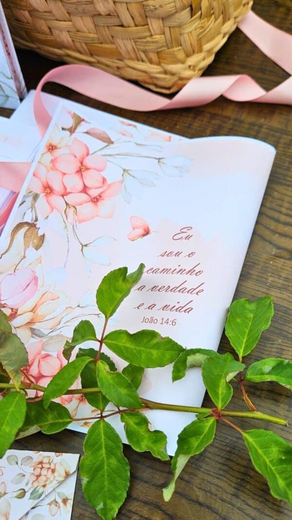 arquivo digital papel de embrulho floral vintage delicado com frases bíblicas, flores e borboletas